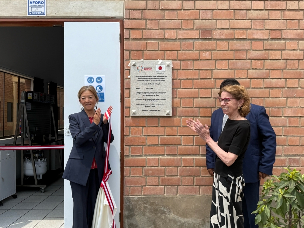 記念プレートの除幕を行う古川参事官とマリア・テレサ・ボンボイ・パチャクテック基金代表