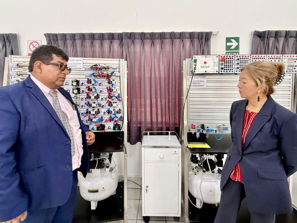 供与された訓練機材を視察する古川参事官