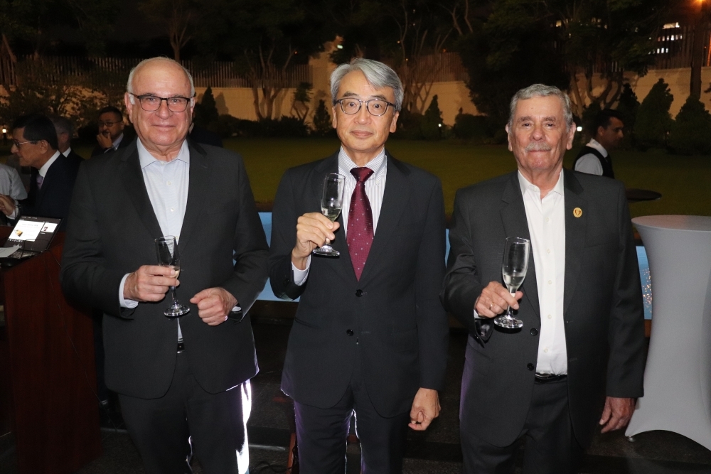 A la izquierda, el viceministro de Relaciones Exteriores, Félix Denegri; al centro, el embajador YAMAMOTO y a la derecha, el presidente del congreso, Fernando Rospigliosi, con la copa del sake en mano, posan para la foto conmemorativa.