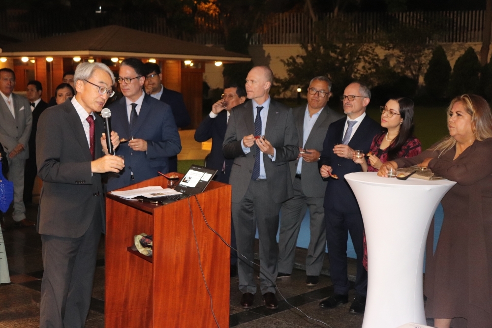 El embajador YAMAMOTO realiza su presentación sobre el sake japonés,  frente a los asistentes.