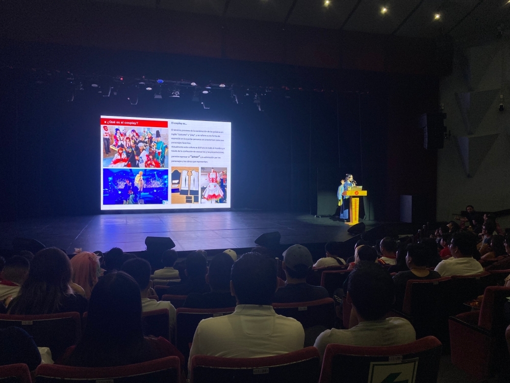 La Srta. Reika brindando una presentación sobre el cosplay
