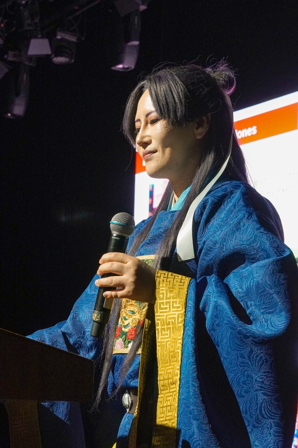 日本人コスプレイヤーの有川麗香さんが、日秘劇場で自身のコスプレ姿を観客に披露している。