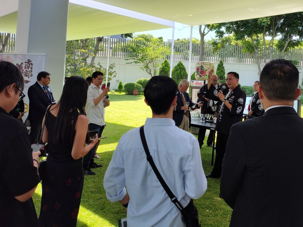 Super Nikkei realizando una presentación sobre el sake japonés