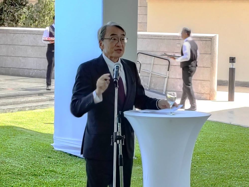 El Embajador Yamamoto dirigiendo unas palabras ante los asistentes