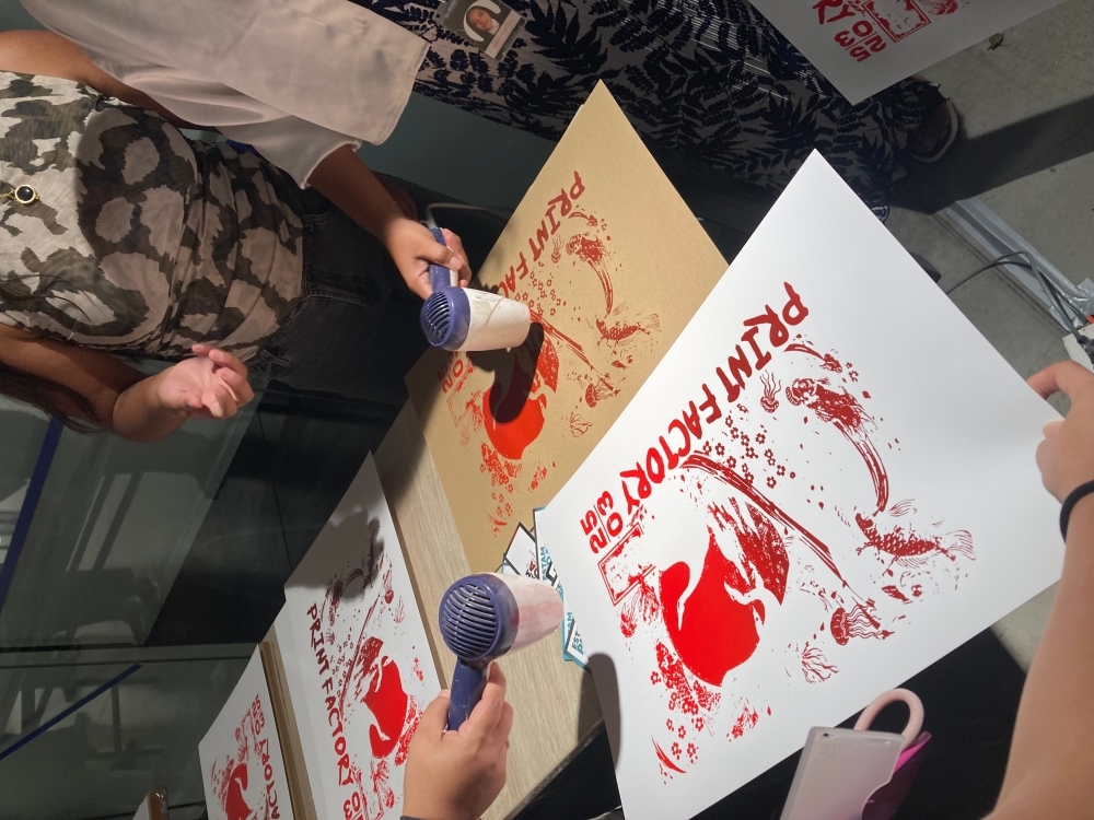 イベント中に行われた版画の実演の様子。