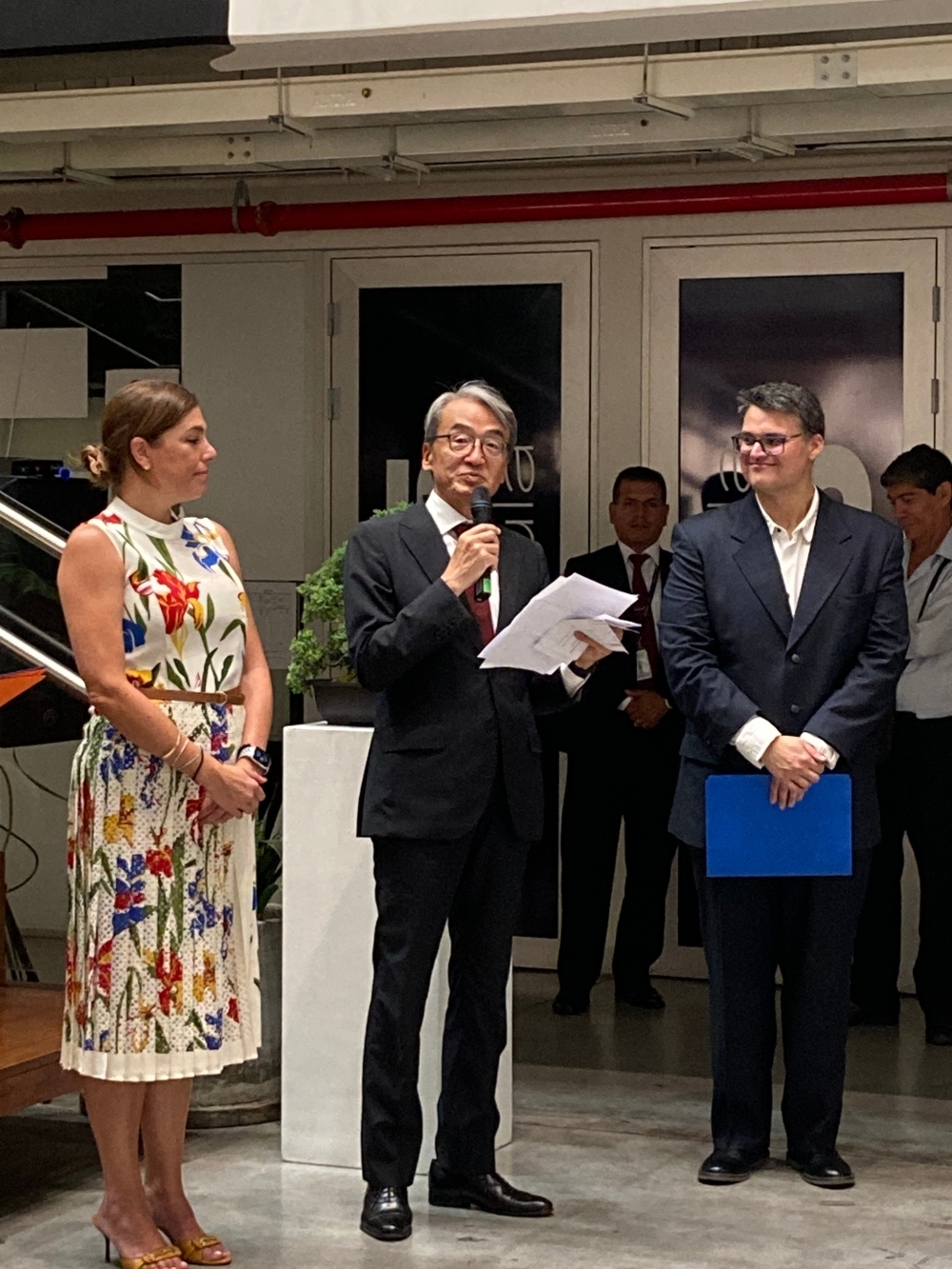 El embajador YAMAMOTO dirige sus palabras frente a los asistentes.