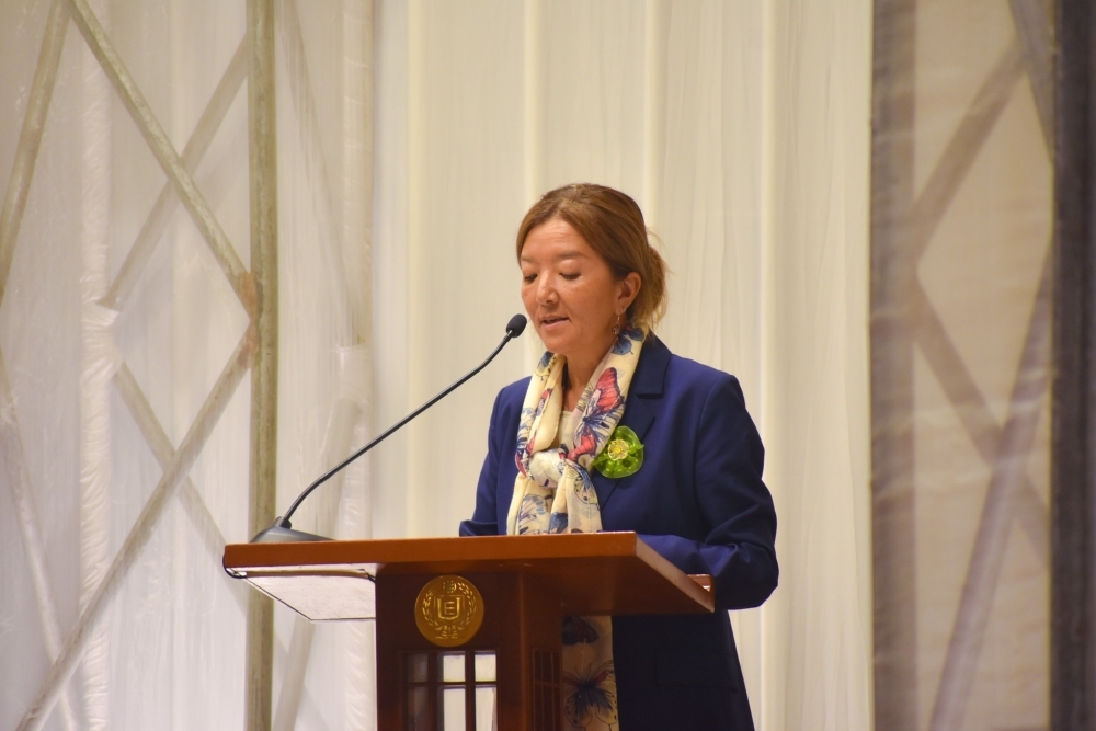 就任式で挨拶をする古川参事官