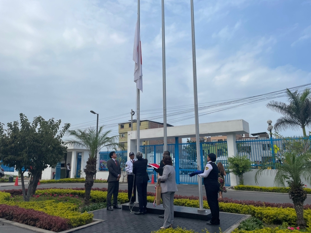 日本国旗を掲揚する山元大使