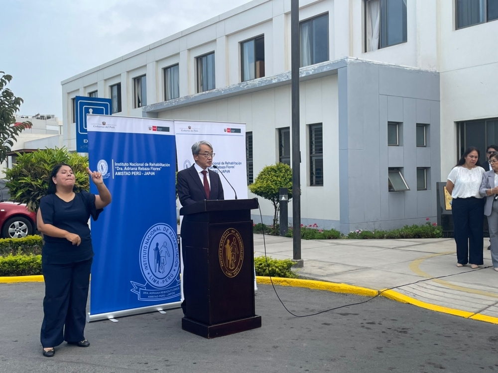 El embajador YAMAMOTO dirigiendo sus palabras ante los asistentes