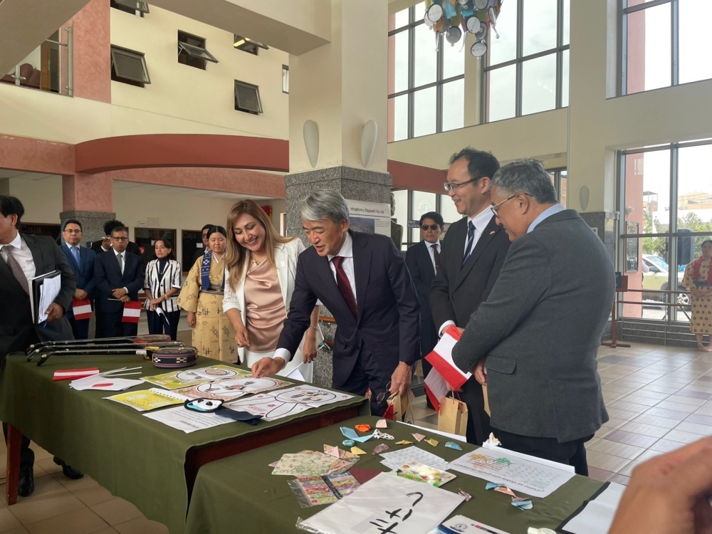 El embajador YAMAMOTO recorriendo la demostración de la cultura japonesa
