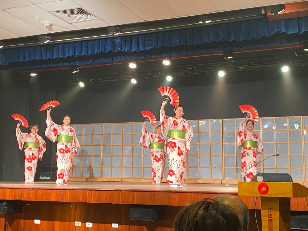 菊の会APJ日本の踊り舞踊団がステージにて日本舞踊を踊っている