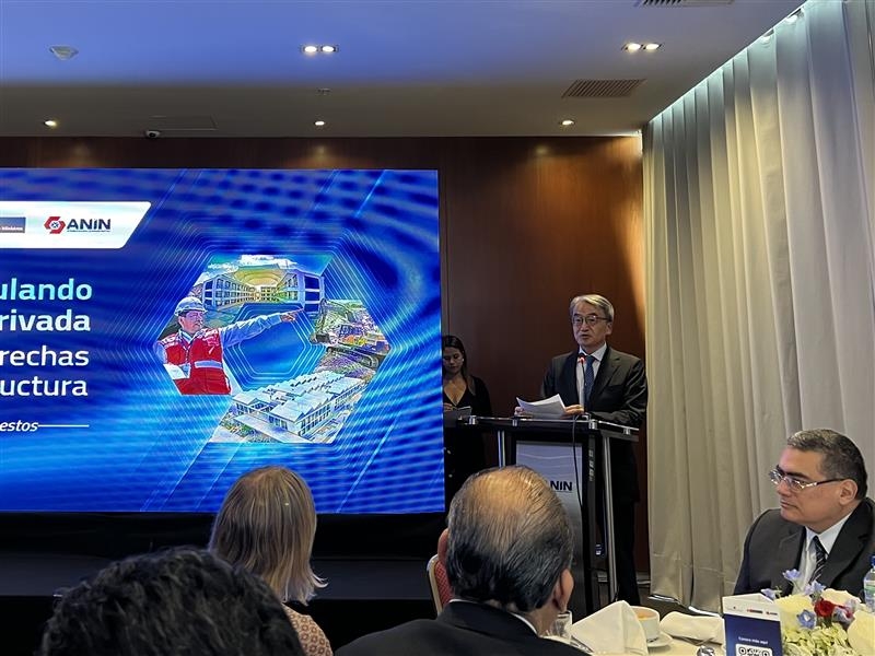  El embajador YAMAMOTO dirigiendo sus palabras ante los asistentes