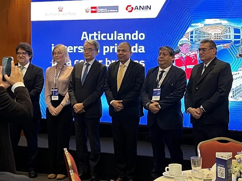 Foto grupal entre los organizadores y autoridades invitadas