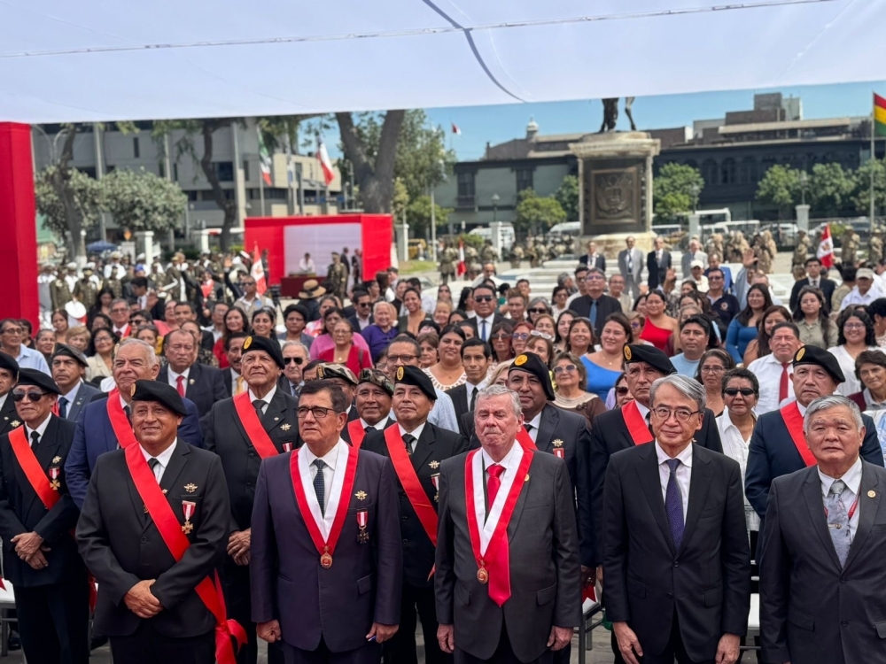 Foto del embajador YAMAMOTO tomada con los asistentes después de la ceremonia 