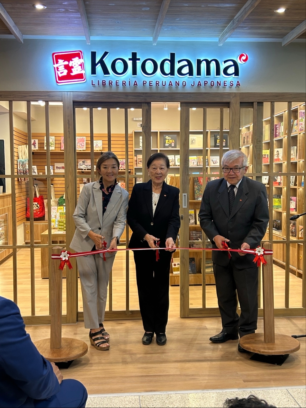 古川臨時代理大使、ナカマツ・ペルー日系人協会会長及びイゲイ顧問がテープカットを行っている