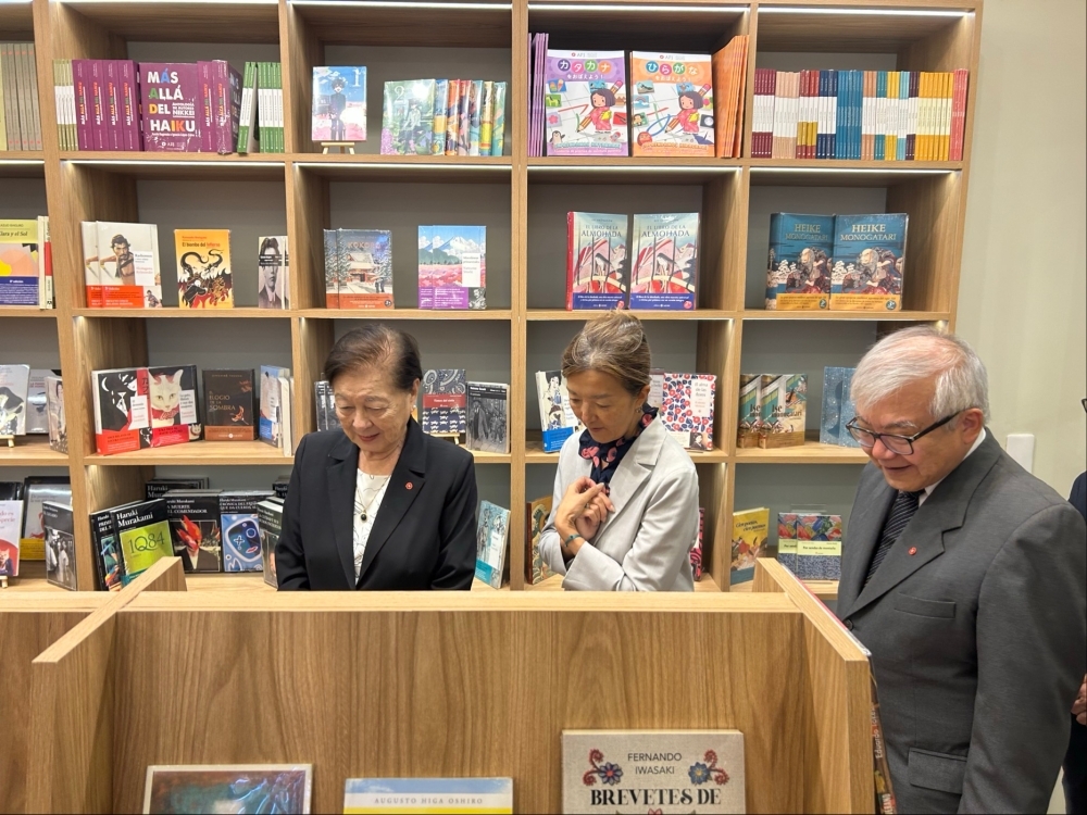 la encargada de negocios a.i. FURUKAWA realiza el recorrido dentro de la librería  junto a la Sra. Rosa Nakamatsu, presidenta de la Asociación Peruano Japonesa y el ex presidente de dicha asociación (APJ) y  Jorge Igei, consejero de APJ.