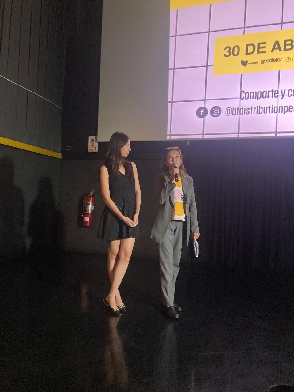 Foto de la encargada de negocios a.i FURUKAWA Kayoko dando unas palabras antes del inicio de la función