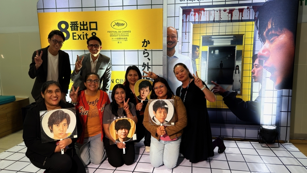 Foto de los funcionarios de la embajada junto al grupo de fans de Arashi