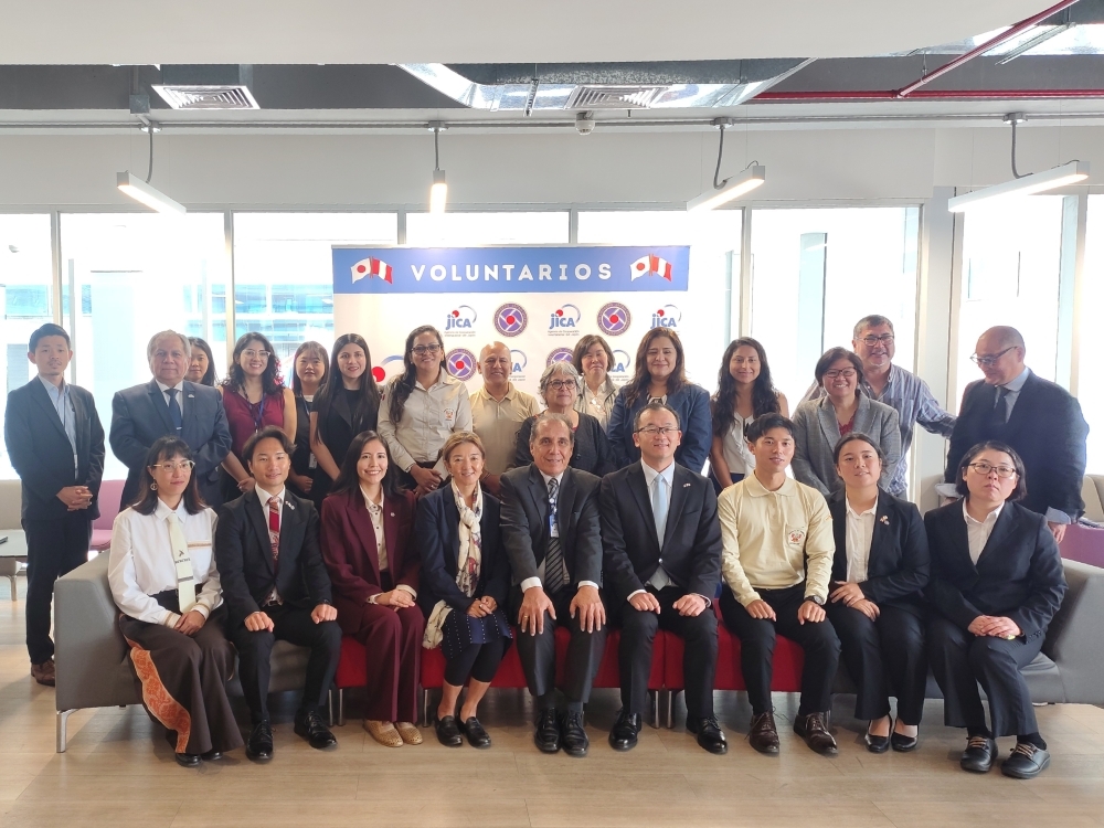 Voluntarios de JICA, la encargada de negocios a.i. FURUKAWA, representantes de las instituciones receptoras, entre otros, tomándose una foto grupal