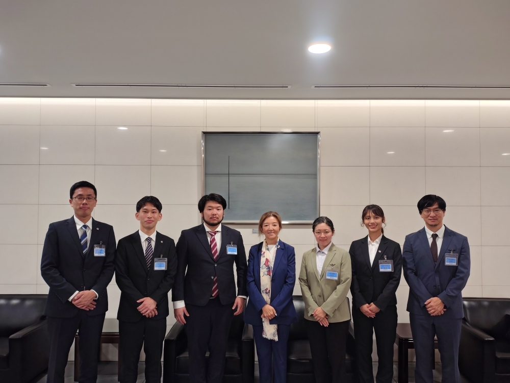 Los voluntarios japoneses de JICA con la encargada de negocios a.i. FURUKAWA 