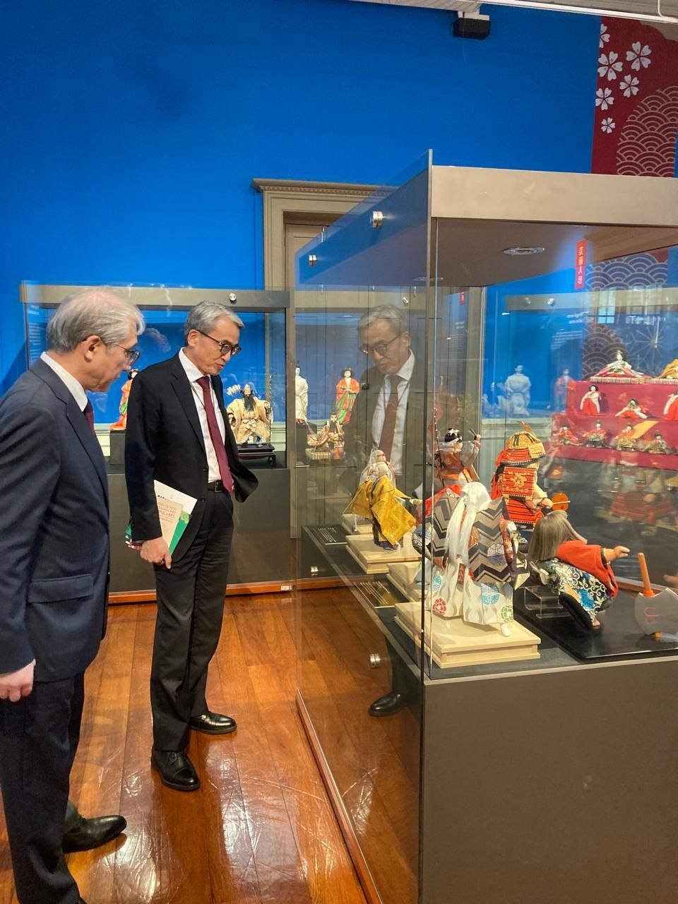 el embajador YAMAMOTO está recorriendo la exposición junto al señor Ueno, director de la Fundación Japón, Lima