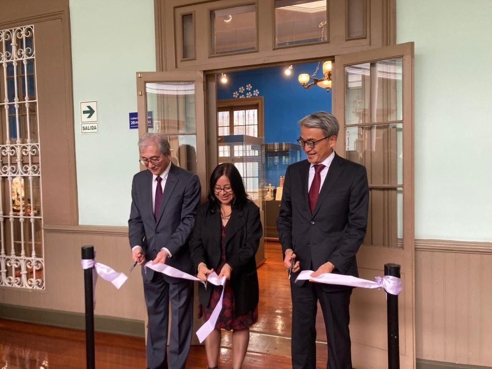 el embajador YAMAMOTO, el señor Ueno, director de la Fundación Japón, Lima, y la señora Marilú Ponte, directora de Asuntos Culturales de la Universidad Católica del Perú, participan en la ceremonia de corte de cinta