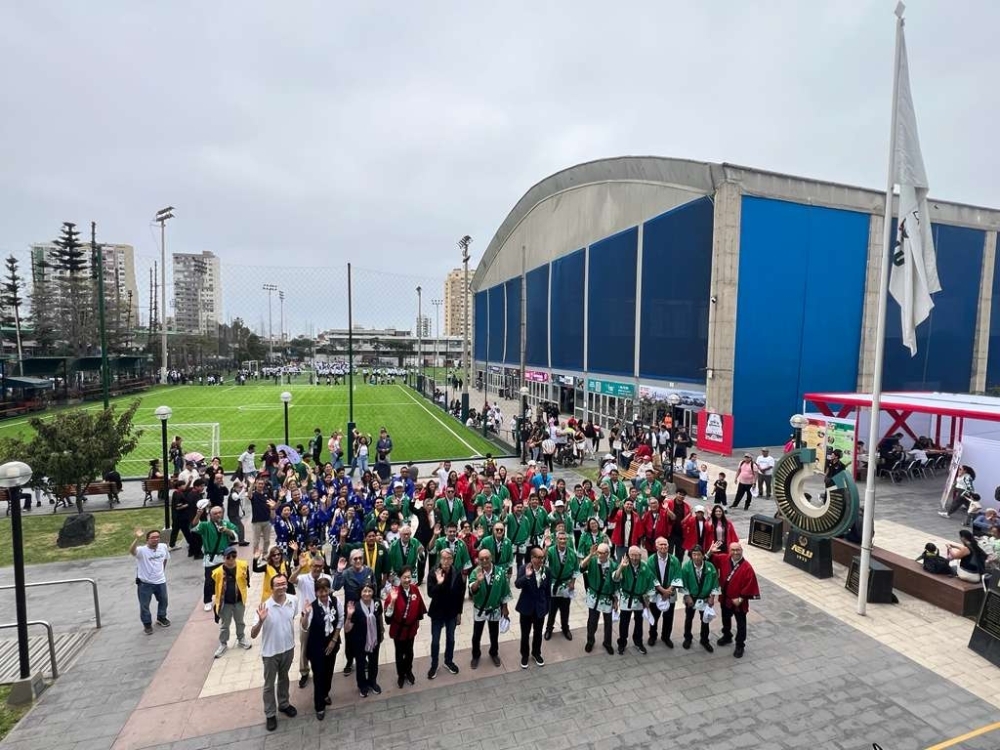 El embajador YAMAMOTO, el presidente de AELU Sr. Noda, organizadores e invitados del evento tomándose una foto grupal