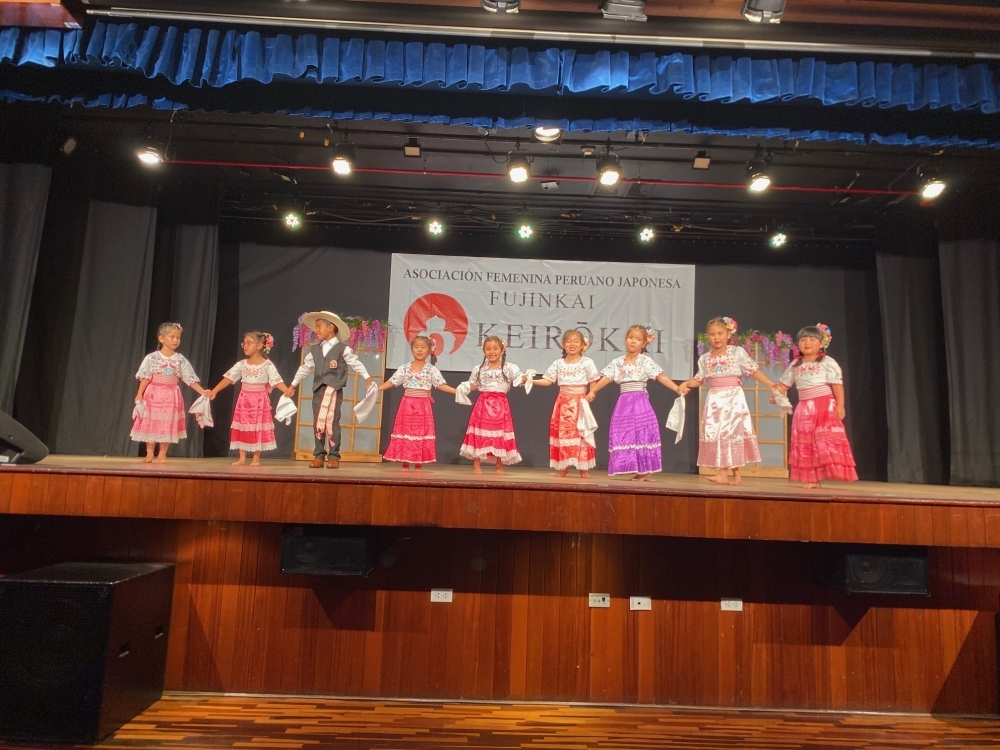 Niños interpretando una danza peruana en el escenario