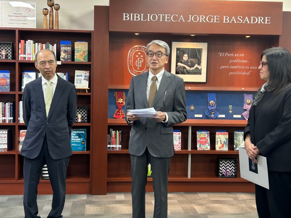 山元大使がパシフィコ大学への図書寄贈式において、挨拶を行っている