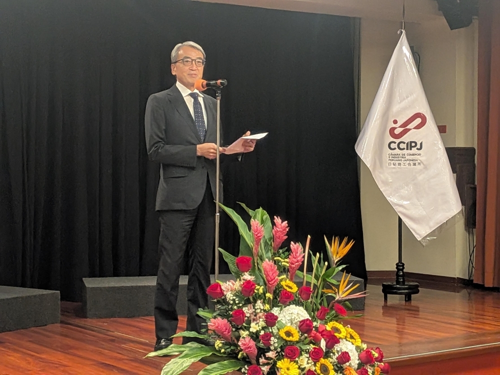 El embajador YAMAMOTO participando y dirigiendo sus palabras de saludos en la Recepción para la Presentación del Nuevo Consejo Directivo de la Cámara de Comercio e Industria Peruano Japonesa del año fiscal 2026