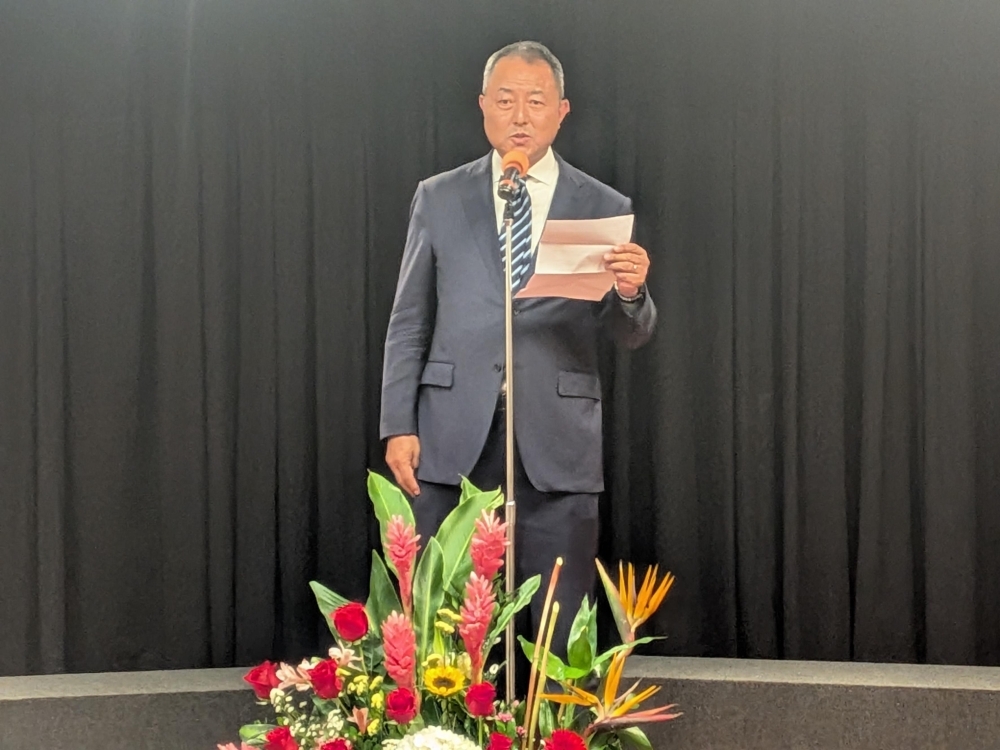 Presidente UNO (presidente de Mitsubishi Perú S.A.) dirigiendo sus palabras de saludo en la Recepción para la Presentación del Nuevo Consejo Directivo de la Cámara de Comercio e Industria Peruano Japonesa del año fiscal 2026