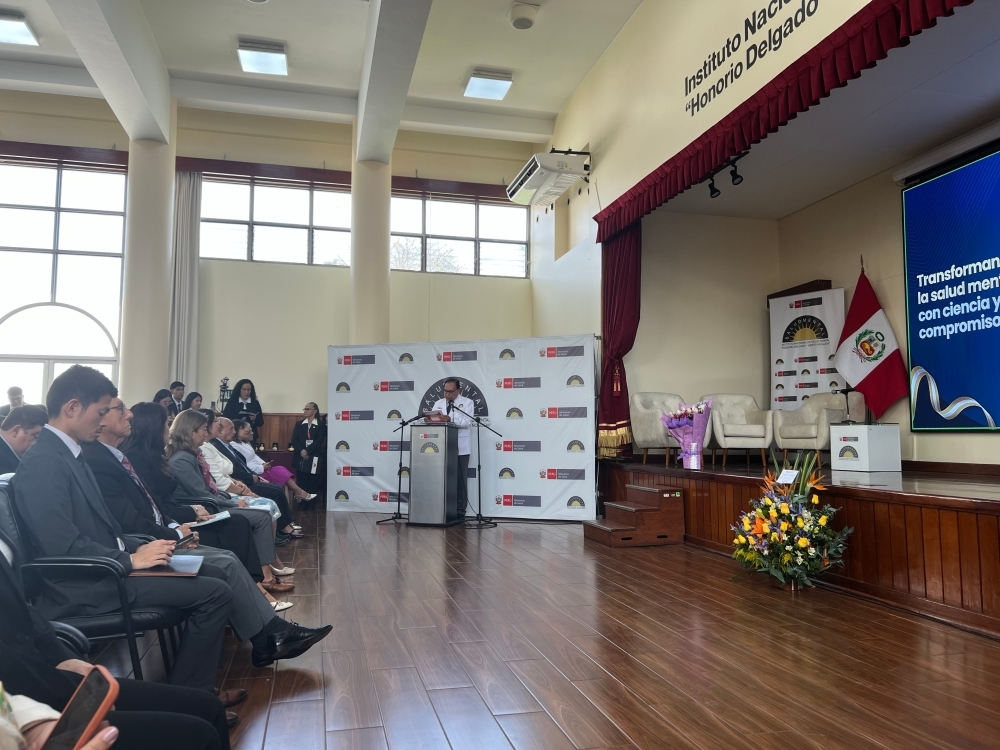  El director del instituto dando un discurso ante los asistentes