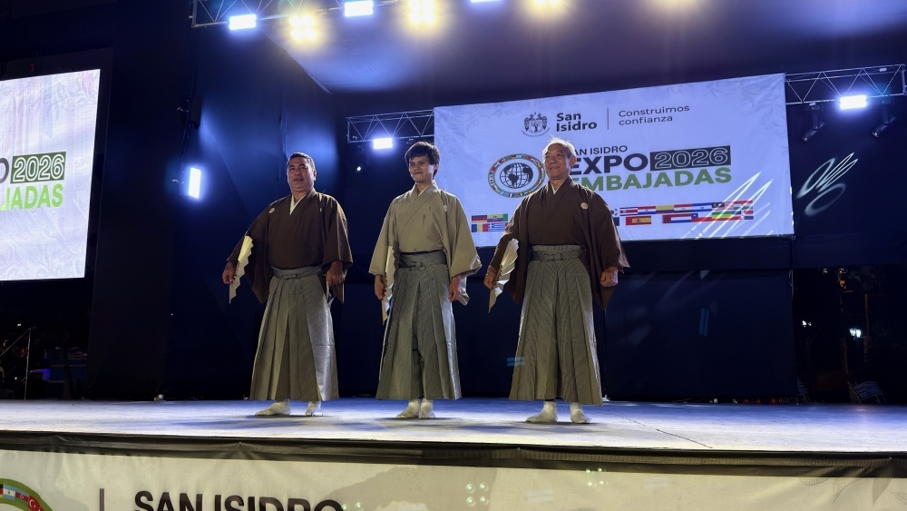 Tres integrantes de la agrupación artística Kikunokai presentándose en el escenario de la feria