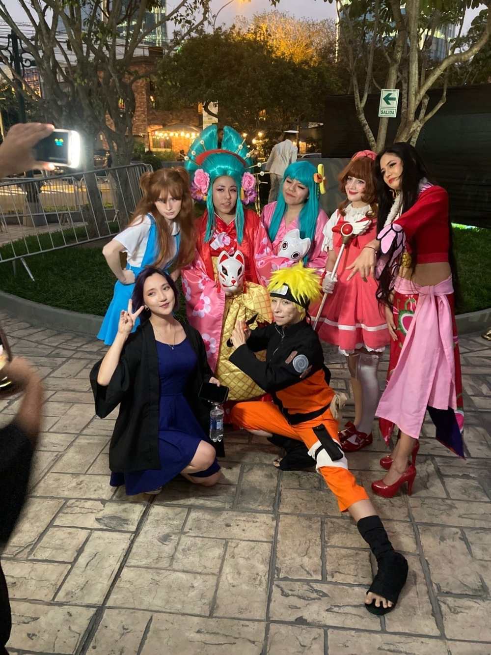 Akitaプロダクションのコスプレファッションショーに参加したコスプレイヤーたちが来場者と記念撮影を行っている。