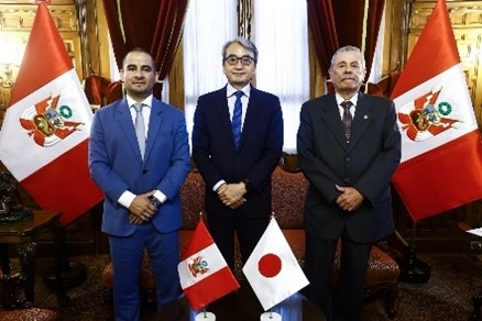 ロスピグリオシ国会議長及びアレグリア・ペルー日本友好議連会長が山元大使を挟む形での集合写真