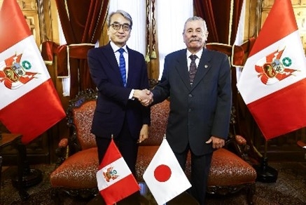 Foto del embajador YAMAMOTO dando la mano al presidente (e) del Congreso Fernando Rospigliosi
