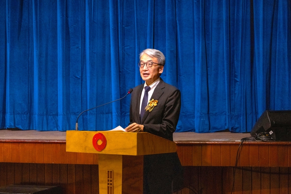 山元大使が祝辞の中で、ホセ・ガルベス校100周年を祝う言葉を述べている様子