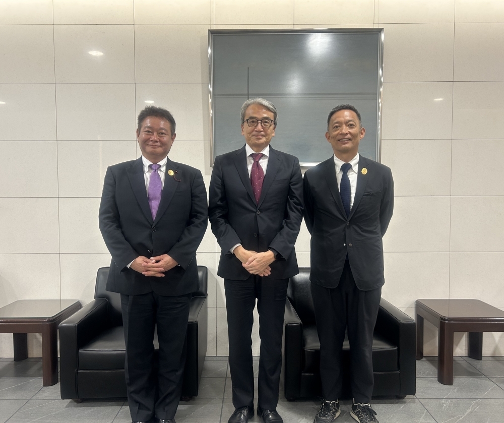 長谷部健・渋谷区長及び一柳直宏・渋谷区議会議長が在ペルー日本大使館を訪問し、山元大使と集合写真を撮っている
