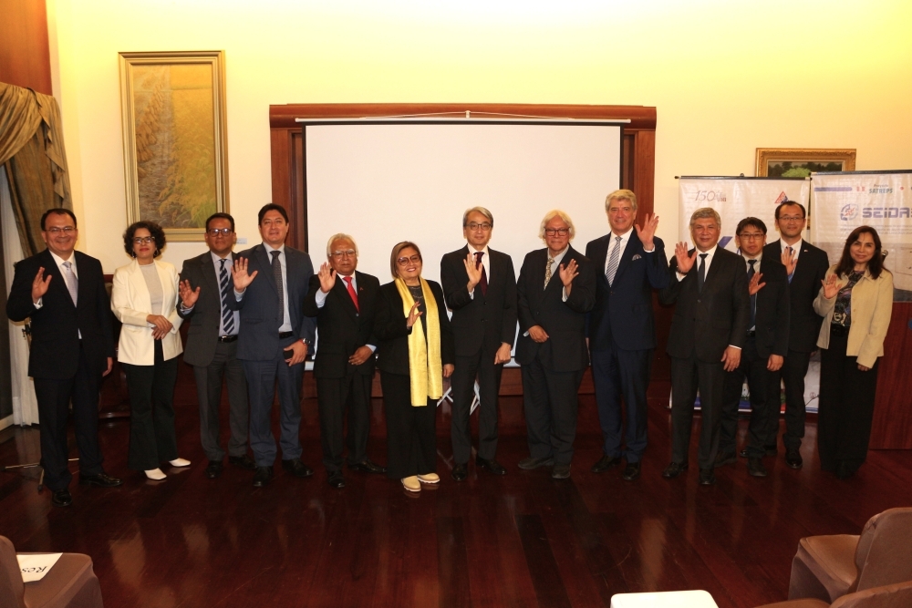 来賓の方々との集合写真