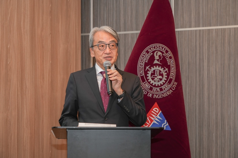 El embajador YAMAMOTO dirigiendo sus palabras en la ceremonia