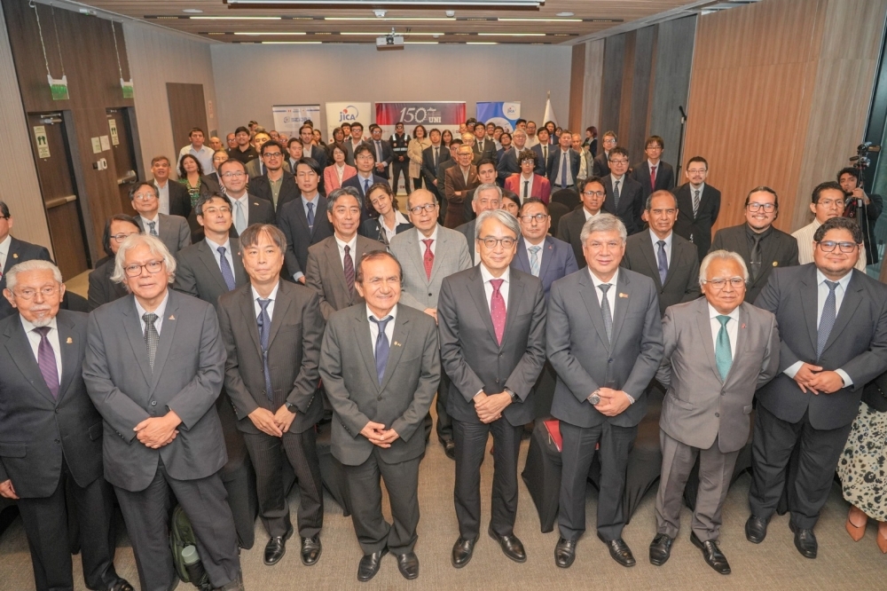 Foto grupal de los asistentes a la ceremonia