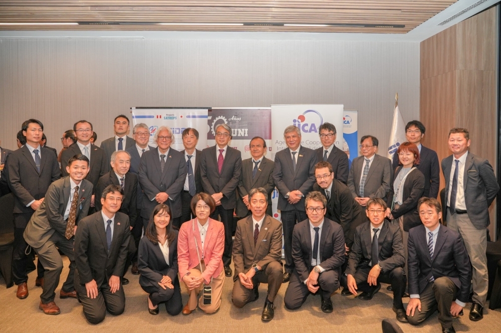 Foto grupal del embajador YAMAMOTO con los investigadores japoneses que visitaron el Perú desde Japón y asistieron a la ceremonia
