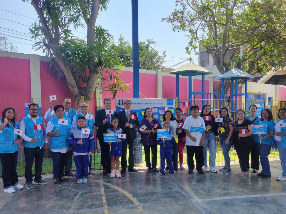 El embajador YAMAMOTO, el Sr. Javier Álvarez, representante de UNICEF en el Perú, personas vinculadas al colegio y otros invitados tomándose una foto juntos