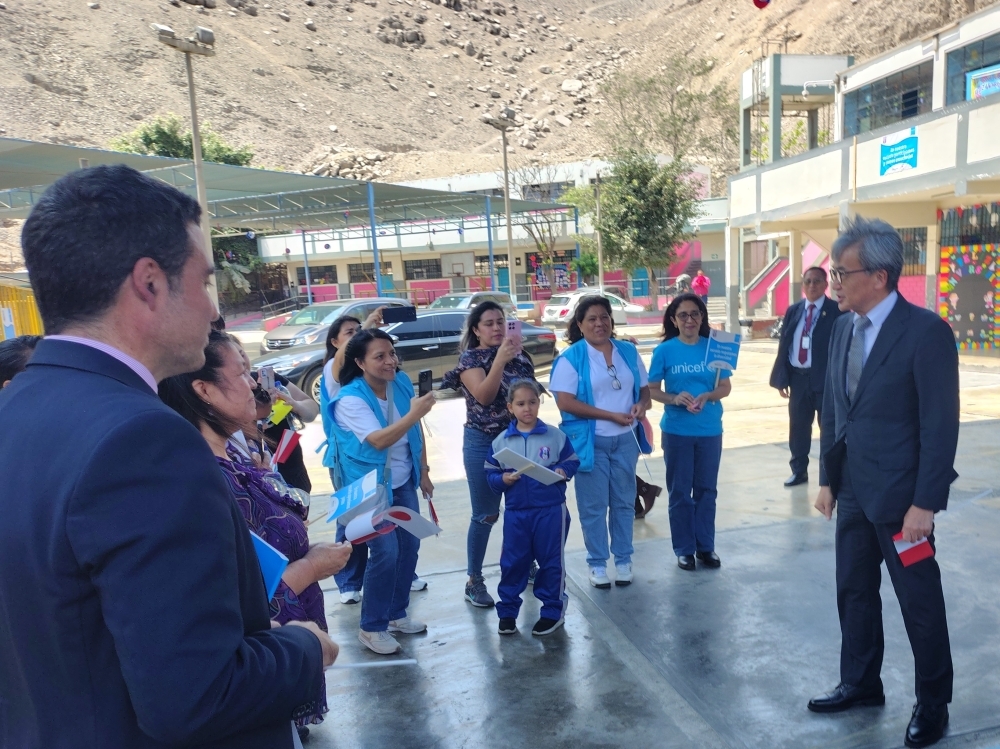 El embajador YAMAMOTO dedicando unas palabras a los niños que comenzaron a asistir a la escuela gracias al proyecto