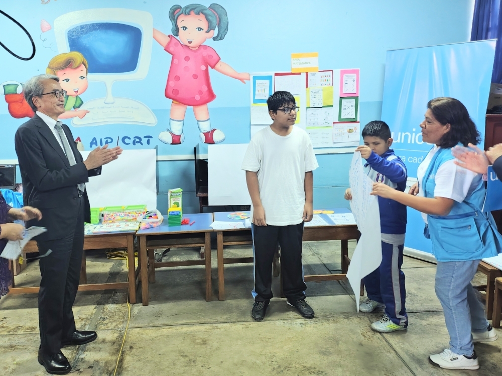 Los niños que comenzaron a asistir a la escuela gracias al proyecto presentando sus logros de aprendizaje