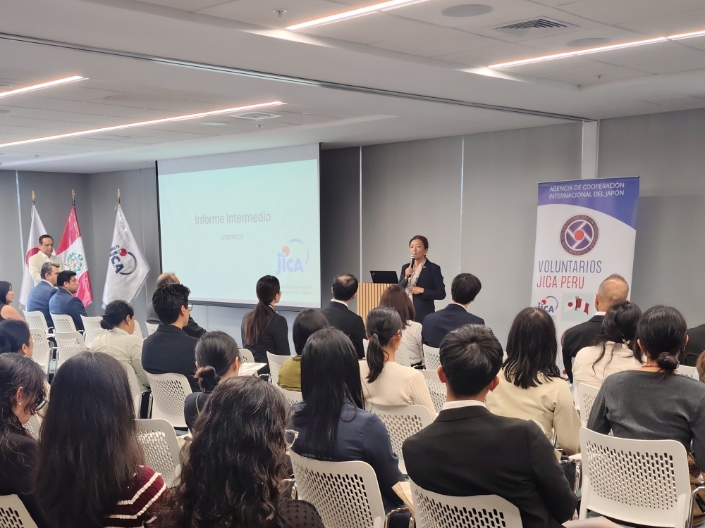 La consejera FURUKAWA dirigiendo sus palabras