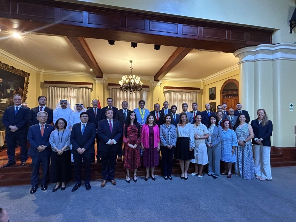 Foto grupal de las autoridades que asistieron a la inauguración de la feria FICTE