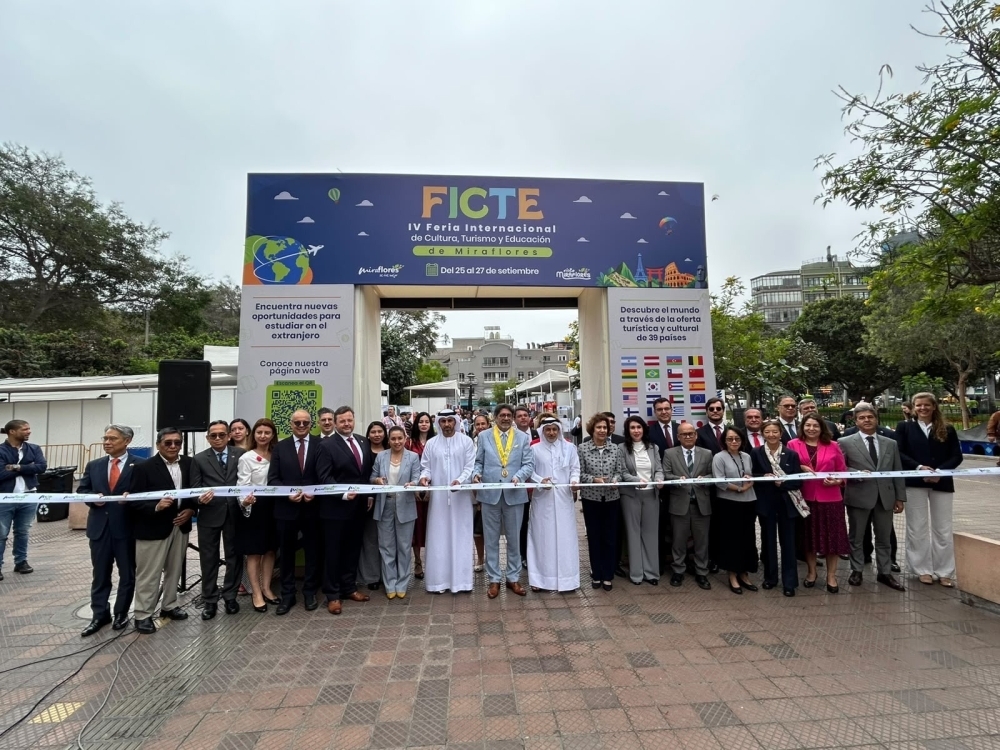 Foto grupal de las autoridades cortando la cinta inaugural de la feria FICTE
