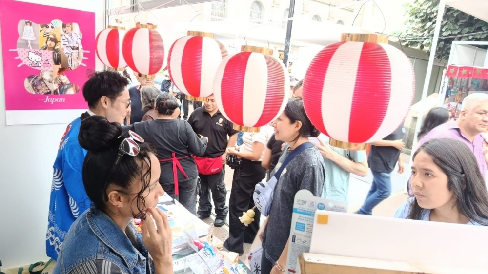 Foto del público visitando el stand de la Embajada del Japón durante la feria FICTE