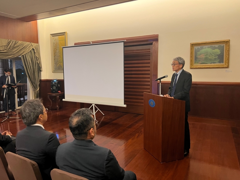 El embajador YAMAMOTO dirigiendo sus palabras